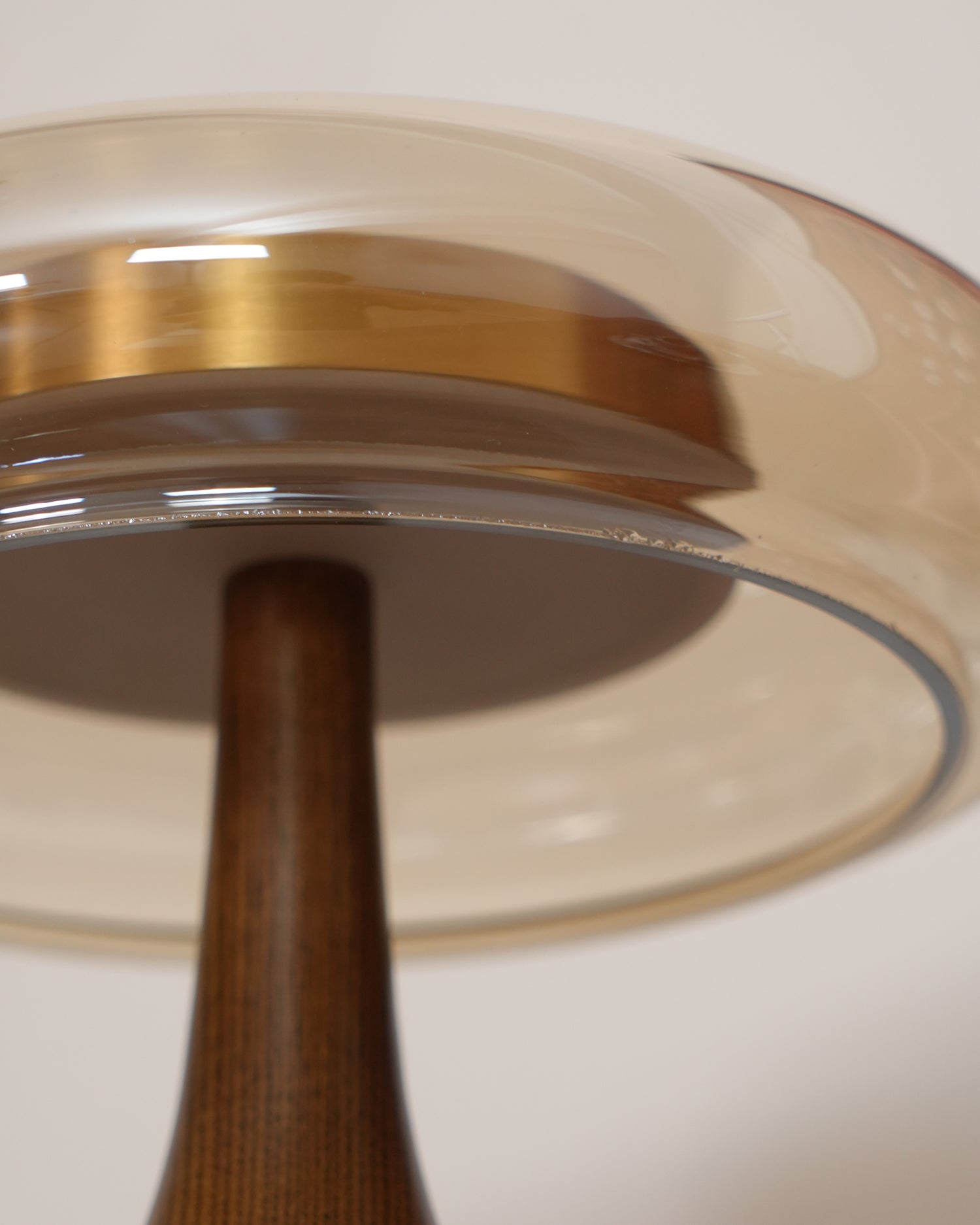 Lampe de table LED Atria en bois et laiton avec lumière d'ambiance tricolore