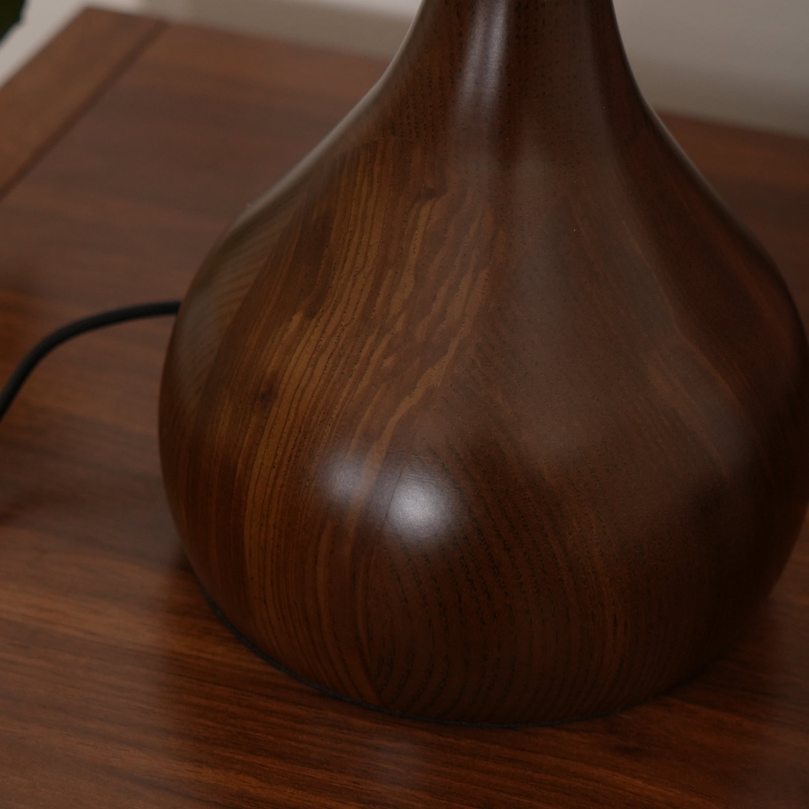 Lampe de table LED Atria en bois et laiton avec lumière d'ambiance tricolore