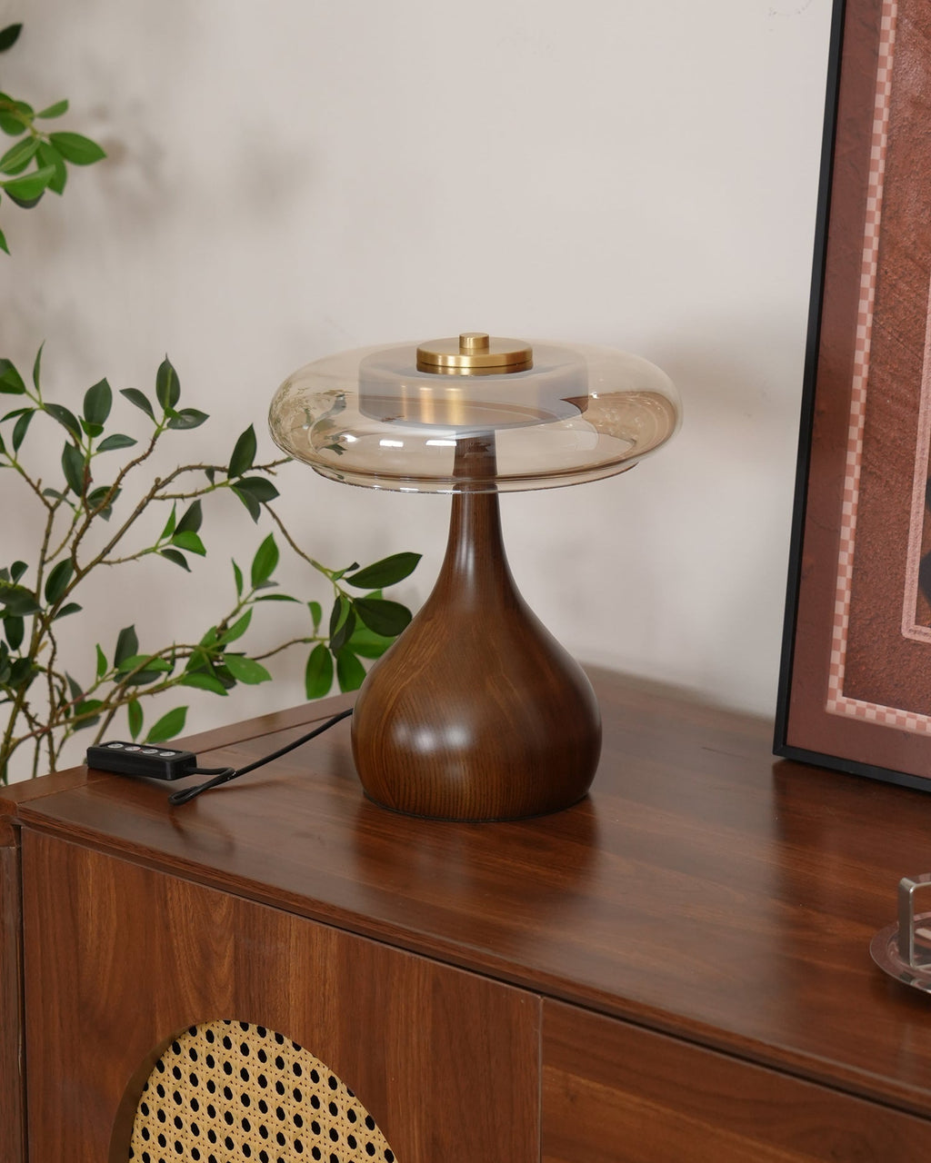 Lampe de table LED Atria en bois et laiton avec lumière d'ambiance tricolore