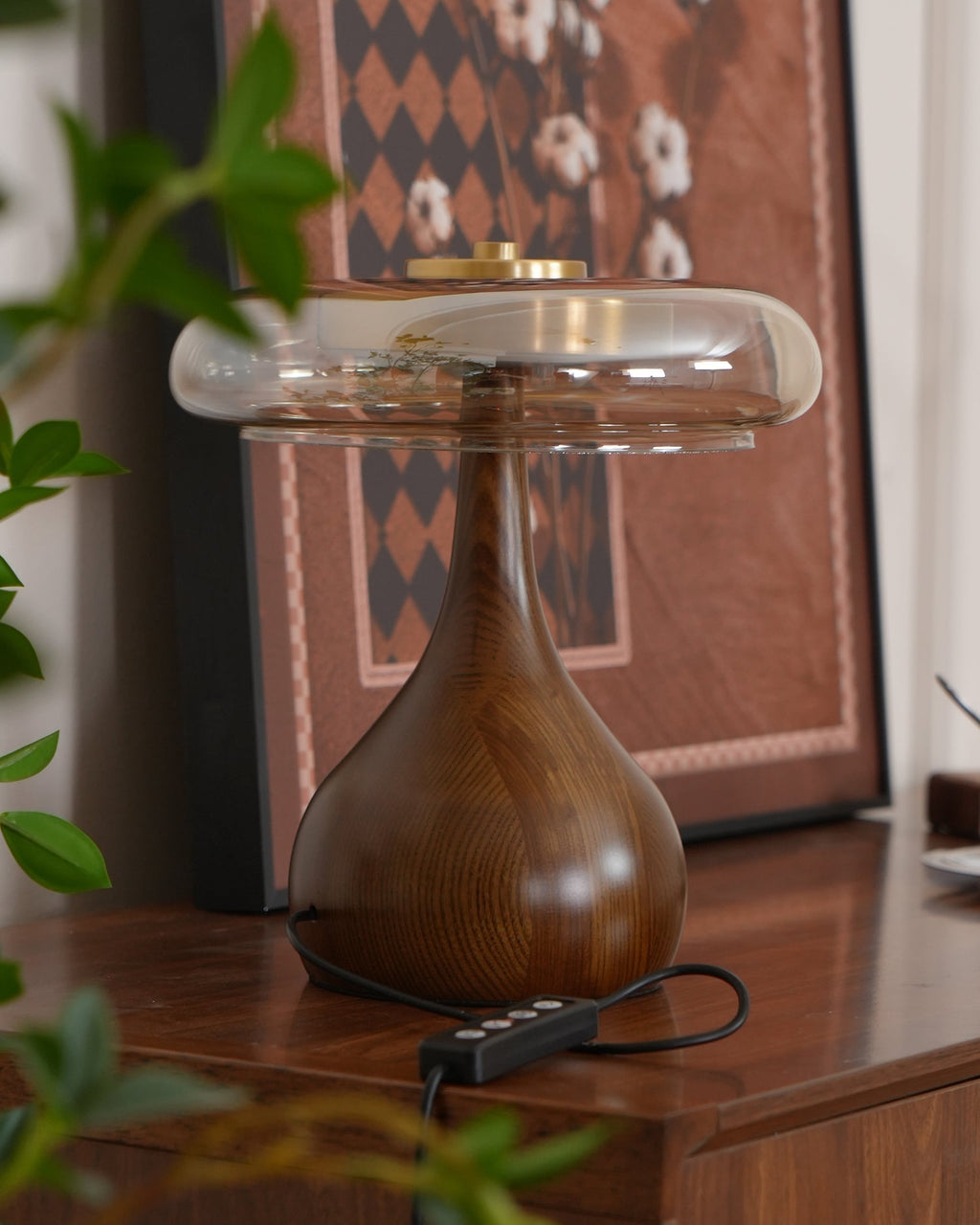 Lampe de table LED Atria en bois et laiton avec lumière d'ambiance tricolore