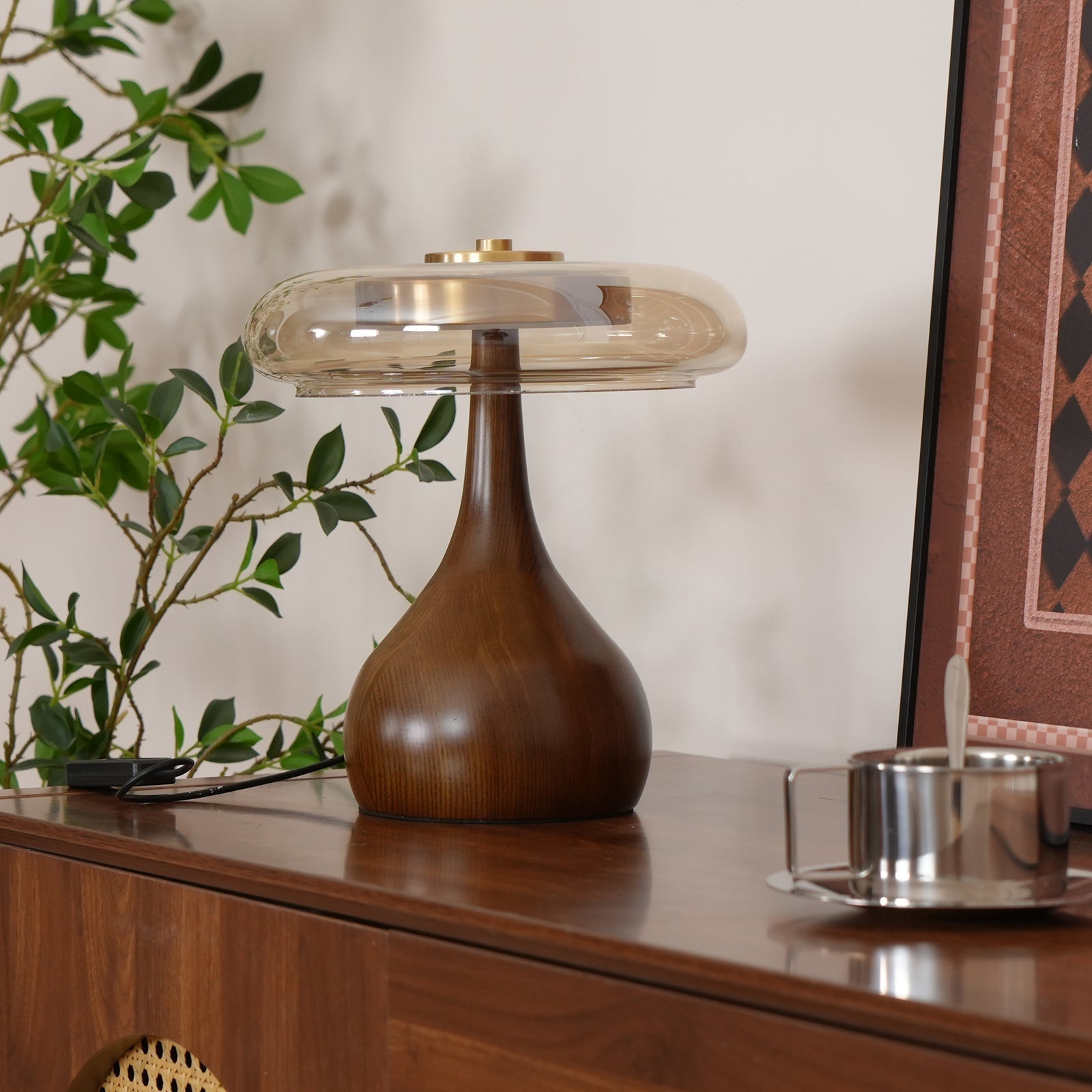 Lampe de table LED Atria en bois et laiton avec lumière d'ambiance tricolore