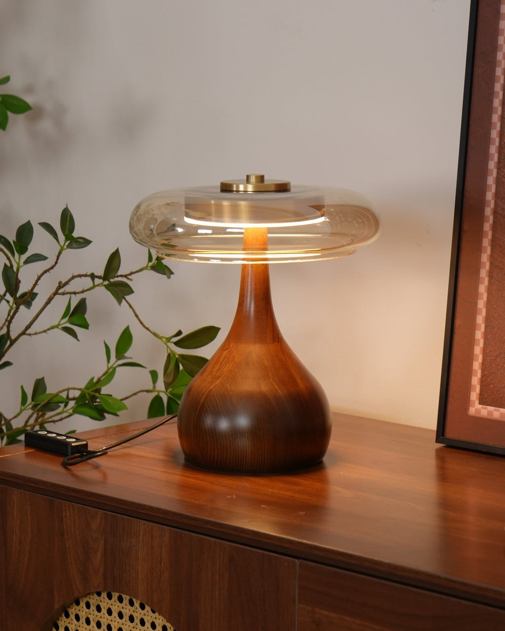 Lampe de table LED Atria en bois et laiton avec lumière d'ambiance tricolore