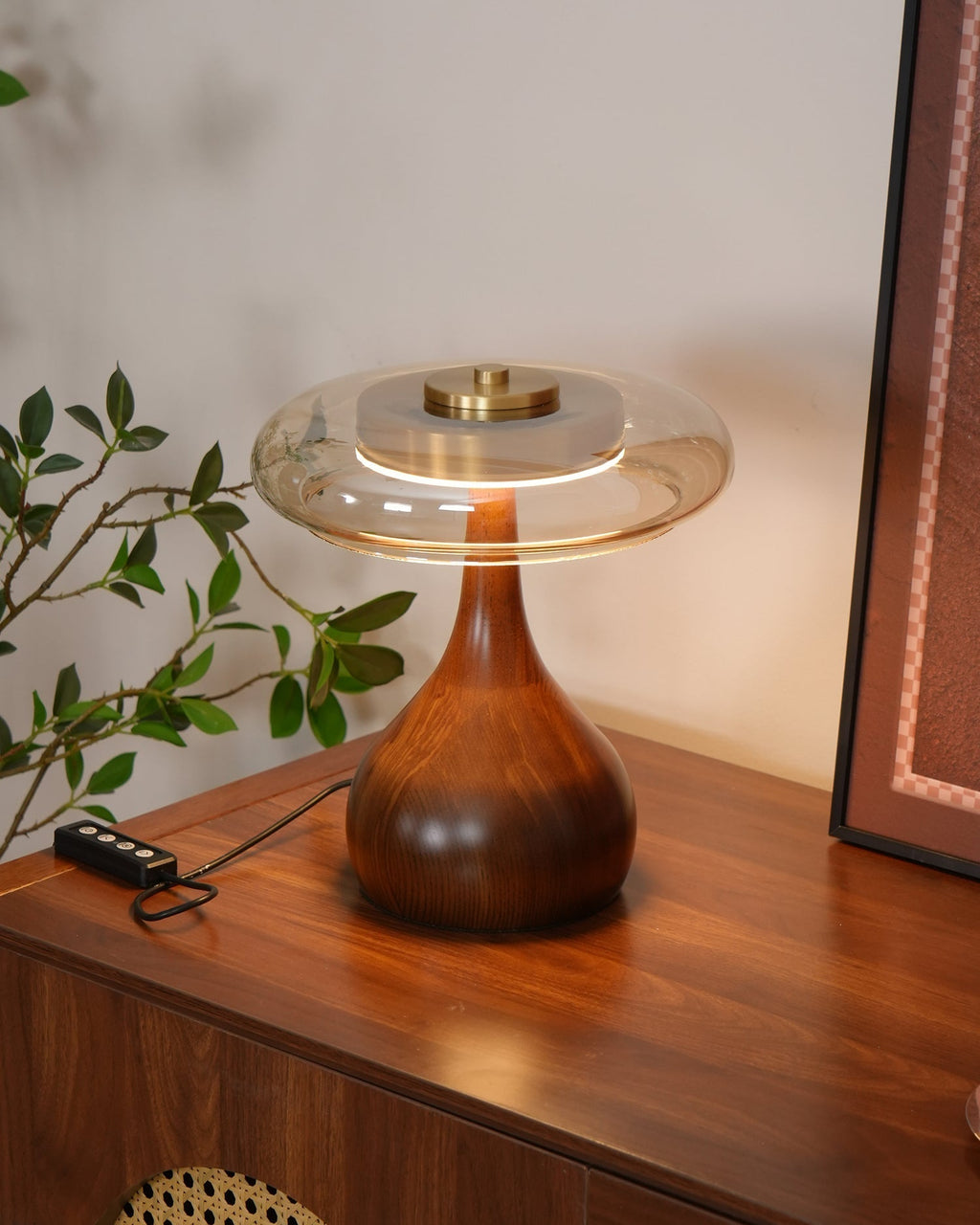 Lampe de table LED Atria en bois et laiton avec lumière d'ambiance tricolore