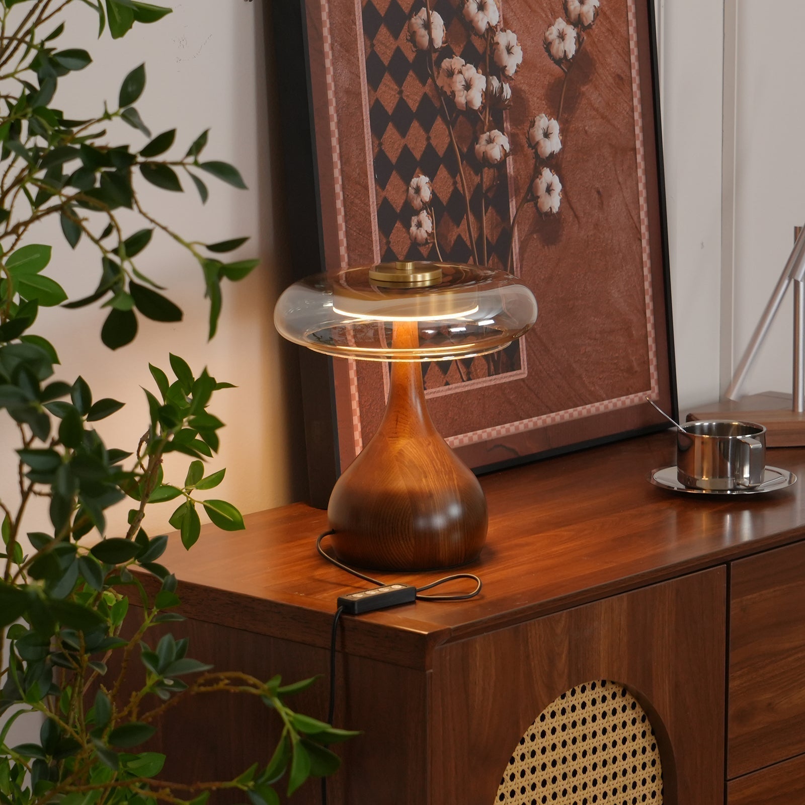 Lampe de table LED Atria en bois et laiton avec lumière d'ambiance tricolore