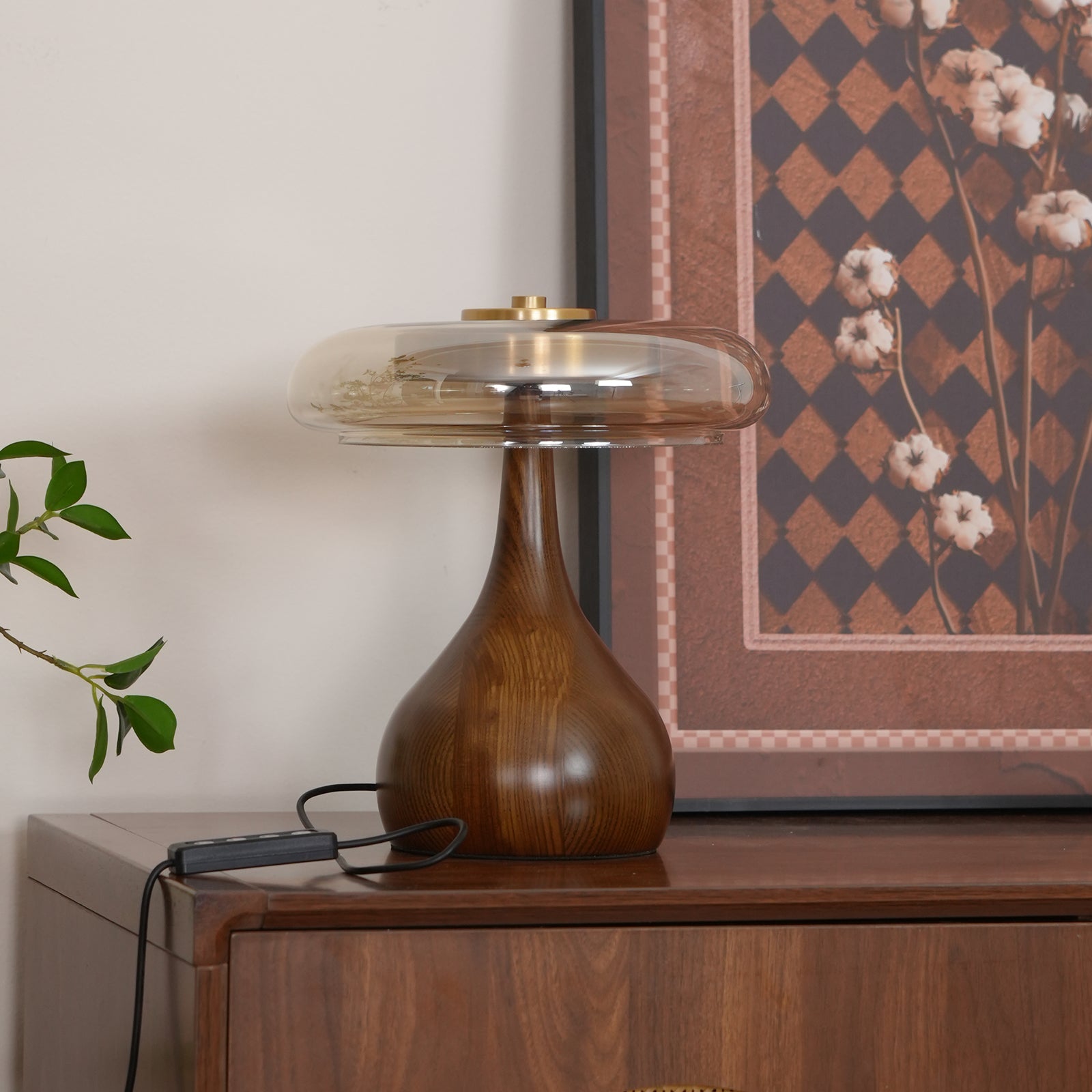 Lampe de table LED Atria en bois et laiton avec lumière d'ambiance tricolore