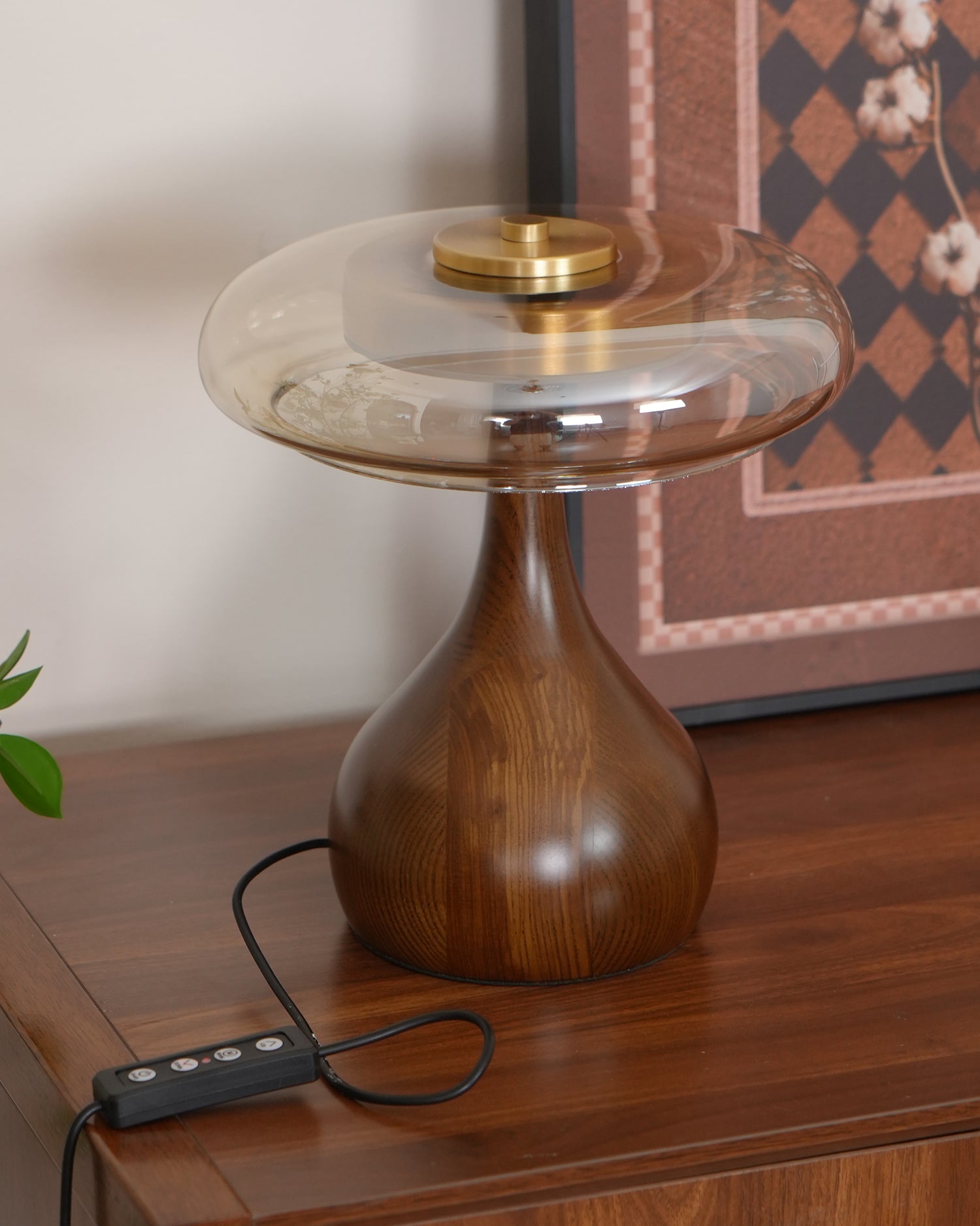 Lampe de table LED Atria en bois et laiton avec lumière d'ambiance tricolore