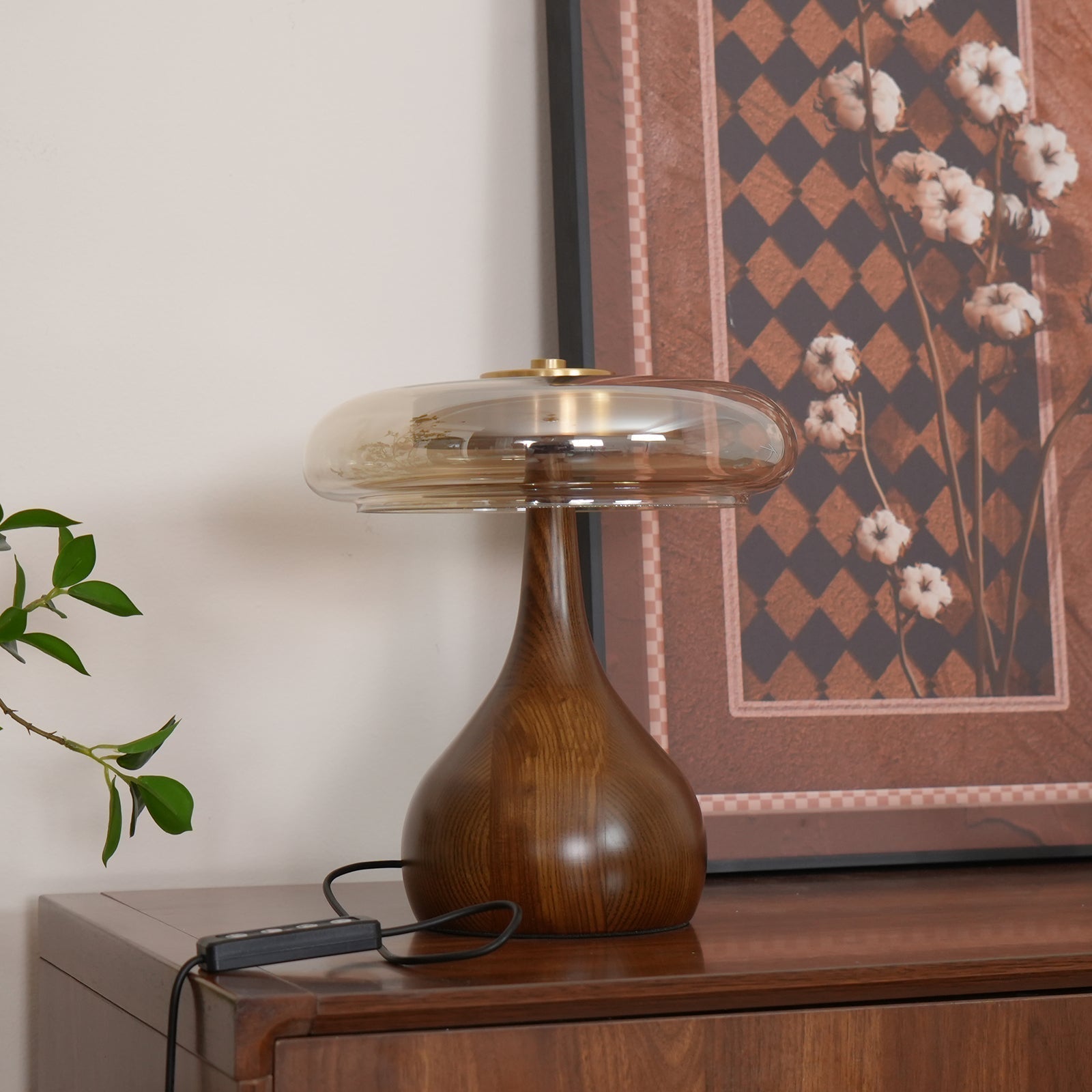Lampe de table LED Atria en bois et laiton avec lumière d'ambiance tricolore