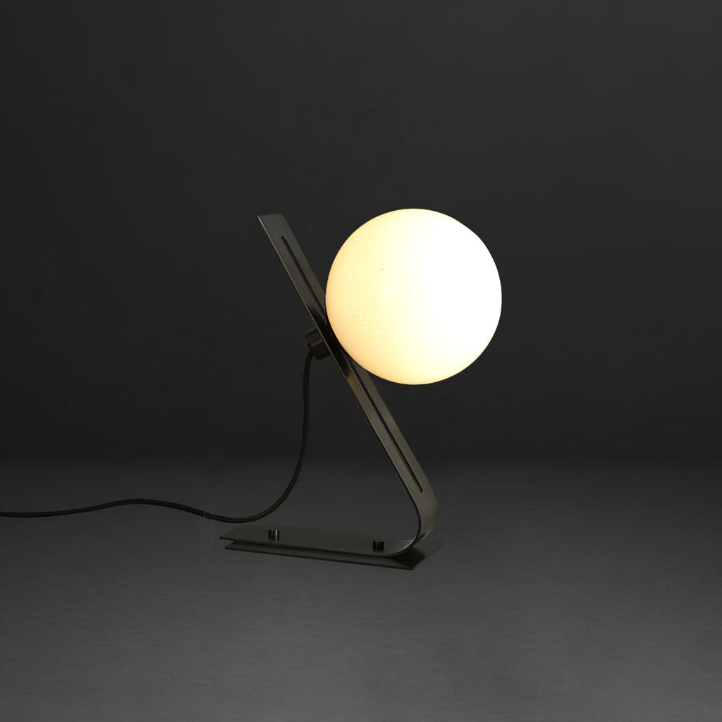 Nowoczesna mosiężna lampa biurkowa Nexa z białym szklanym kloszem do ciepłego oświetlenia ambientowego