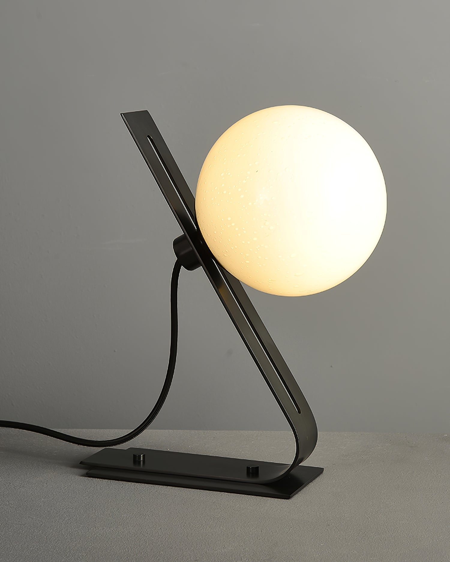Nowoczesna mosiężna lampa biurkowa Nexa z białym szklanym kloszem do ciepłego oświetlenia ambientowego