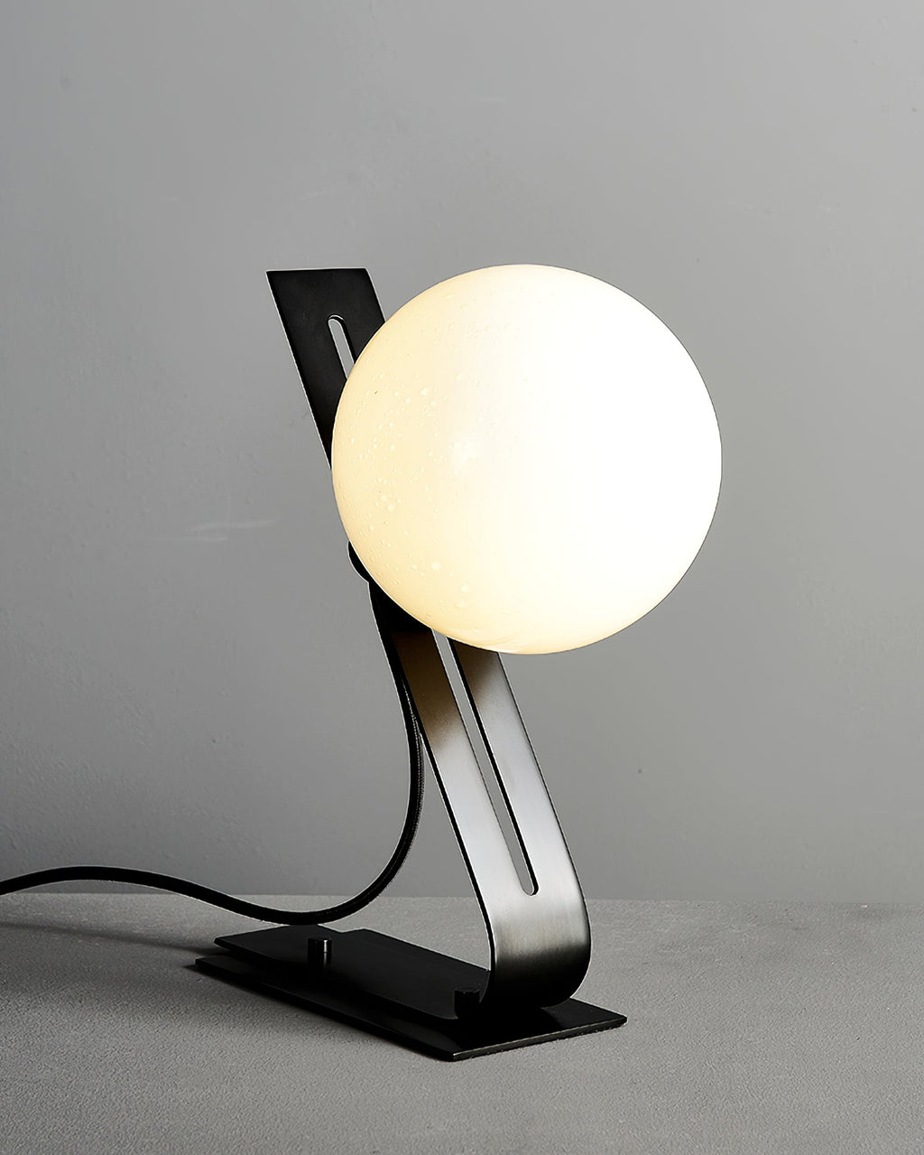 Nowoczesna mosiężna lampa biurkowa Nexa z białym szklanym kloszem do ciepłego oświetlenia ambientowego