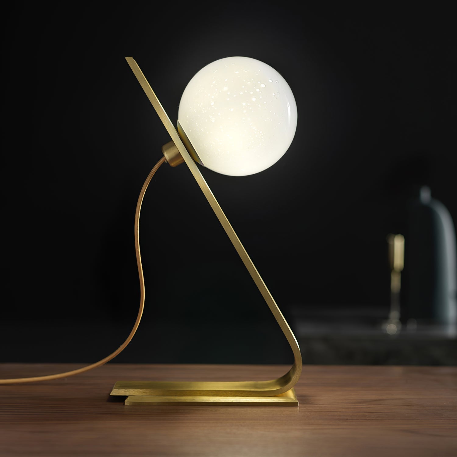 Nowoczesna mosiężna lampa biurkowa Nexa z białym szklanym kloszem do ciepłego oświetlenia ambientowego