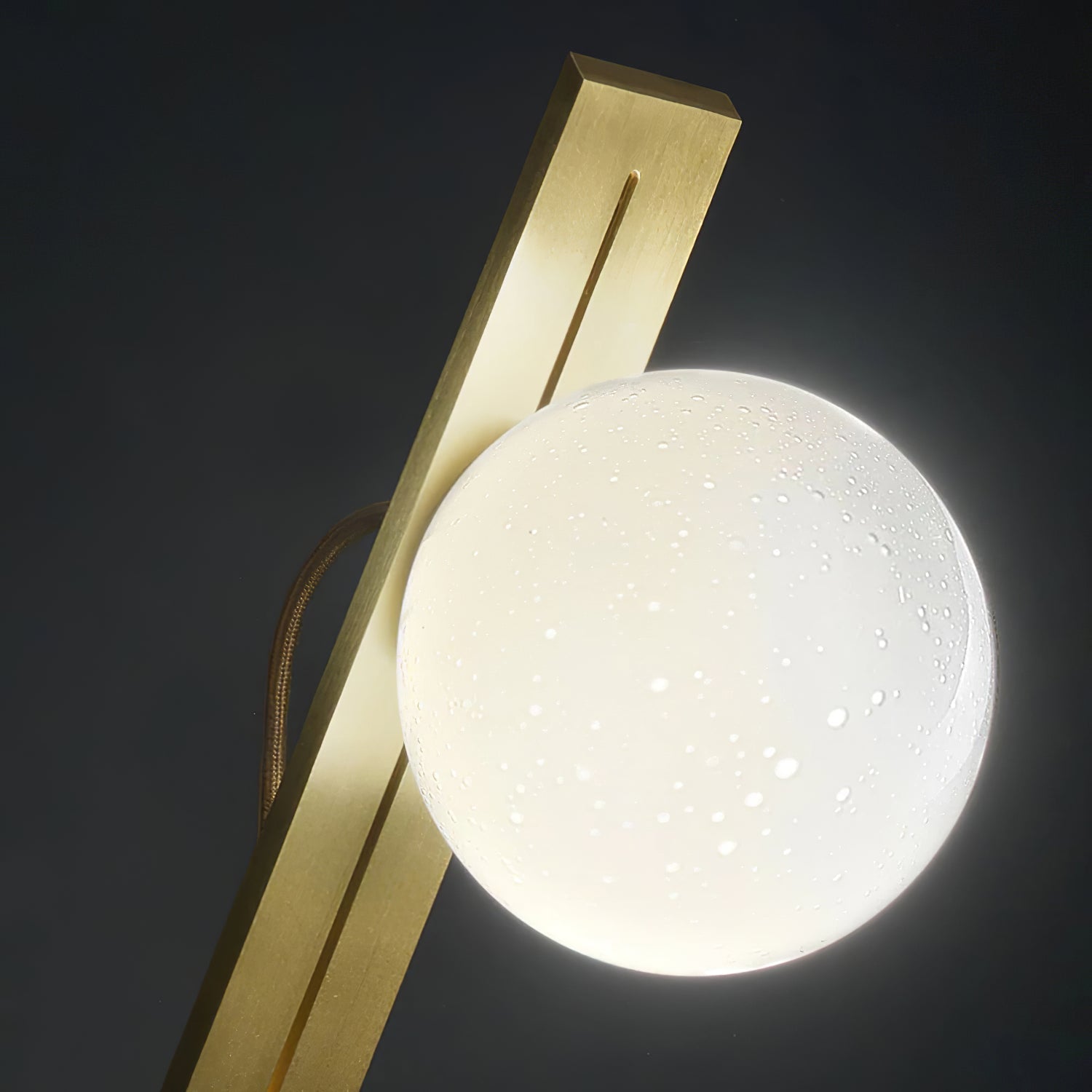 Nowoczesna mosiężna lampa biurkowa Nexa z białym szklanym kloszem do ciepłego oświetlenia ambientowego