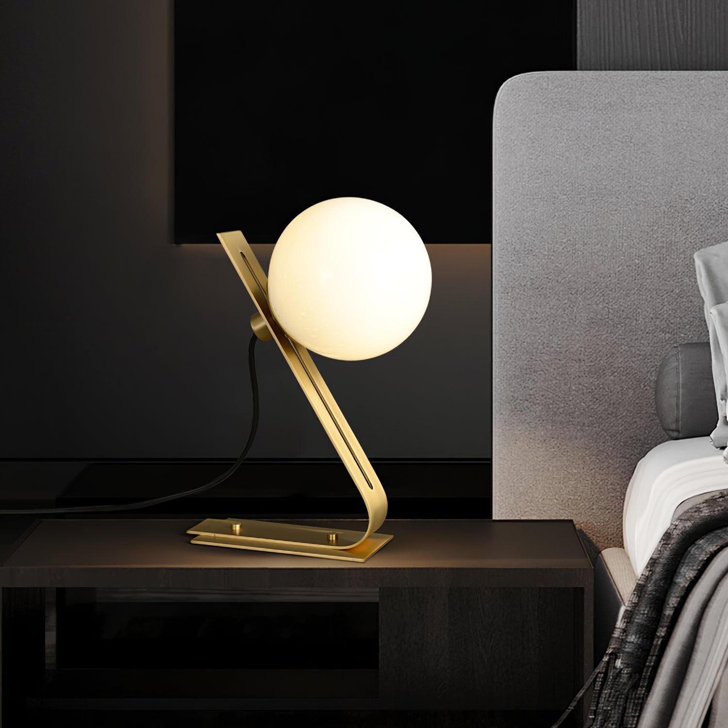 Nowoczesna mosiężna lampa biurkowa Nexa z białym szklanym kloszem do ciepłego oświetlenia ambientowego