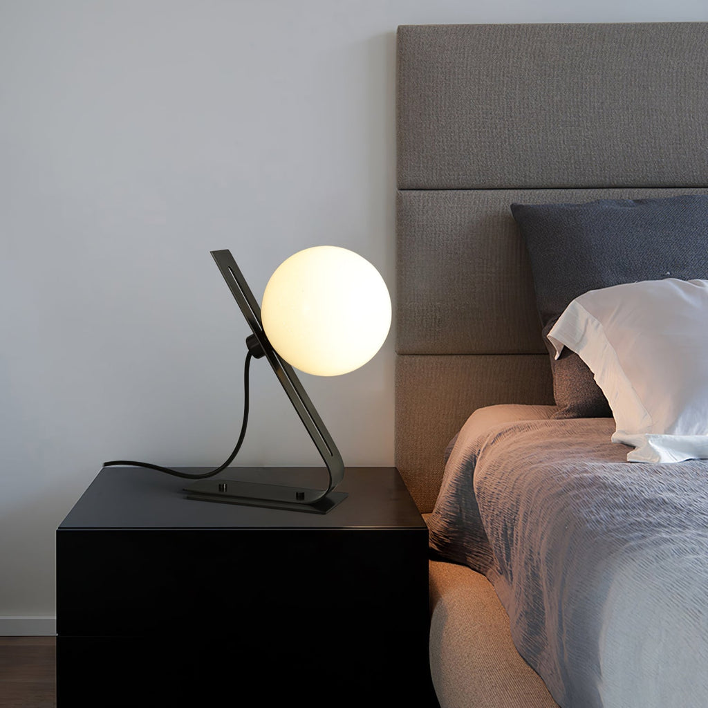 Nowoczesna mosiężna lampa biurkowa Nexa z białym szklanym kloszem do ciepłego oświetlenia ambientowego