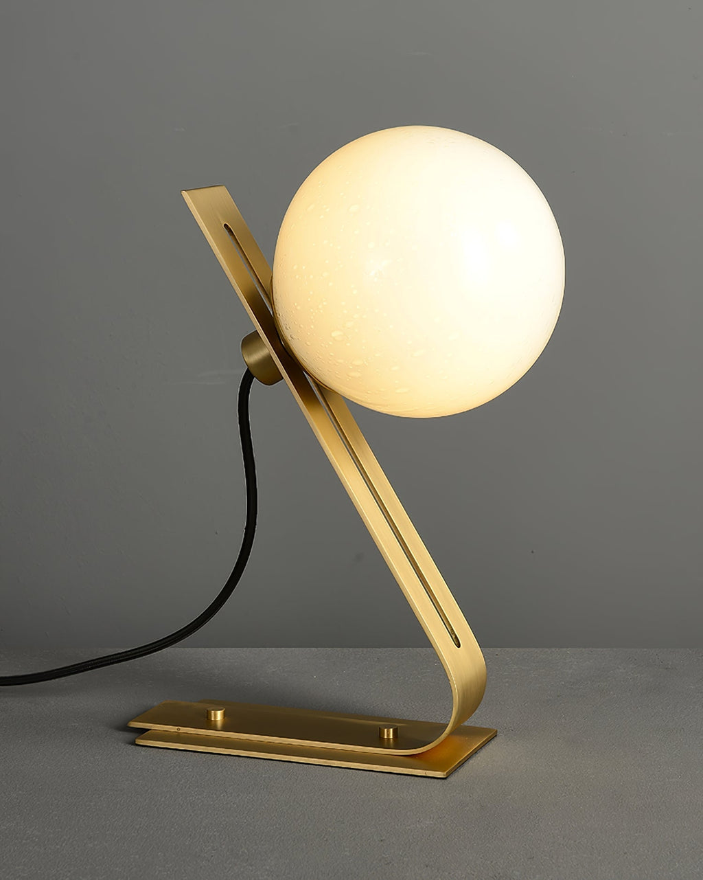 Nowoczesna mosiężna lampa biurkowa Nexa z białym szklanym kloszem do ciepłego oświetlenia ambientowego