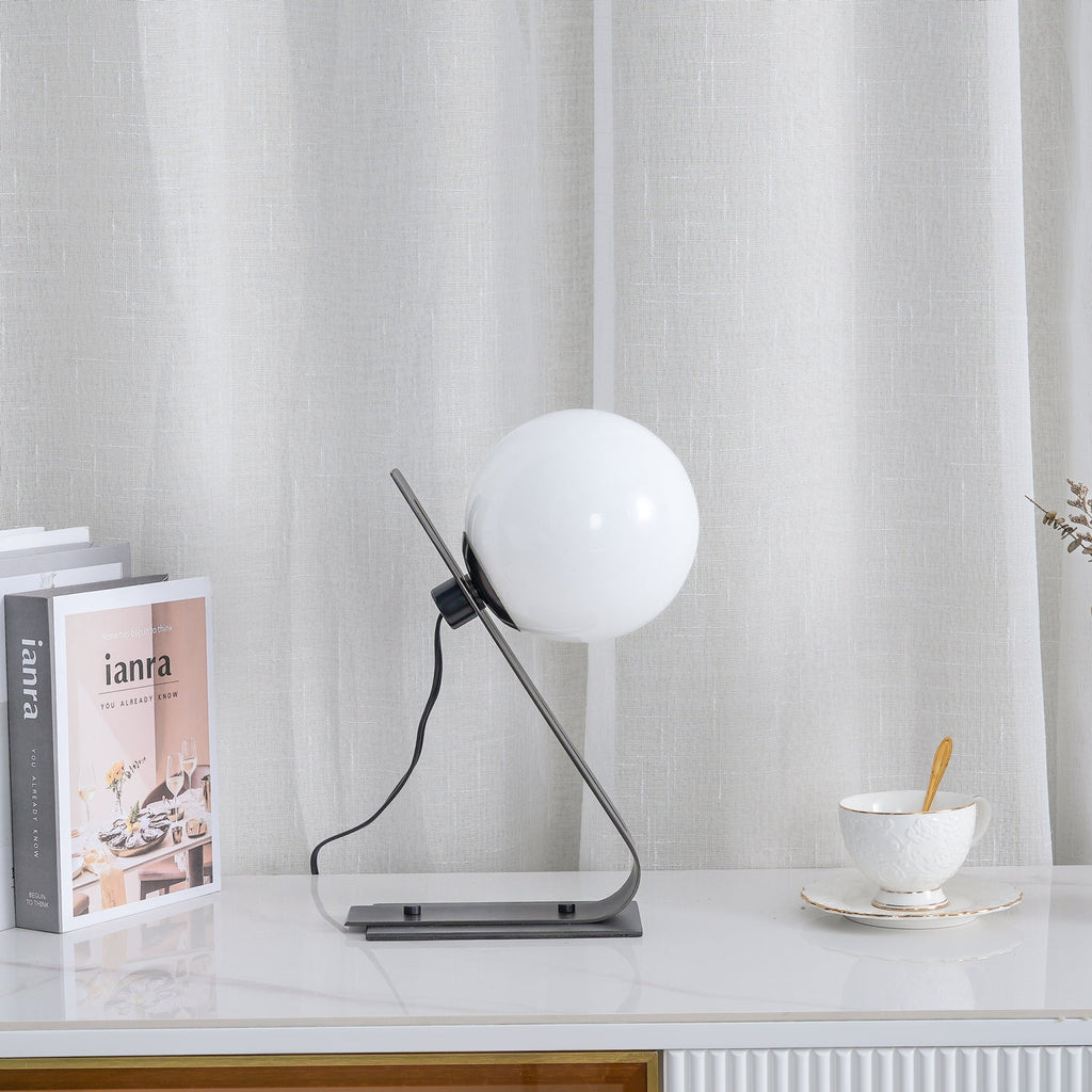Nowoczesna mosiężna lampa biurkowa Nexa z białym szklanym kloszem do ciepłego oświetlenia ambientowego