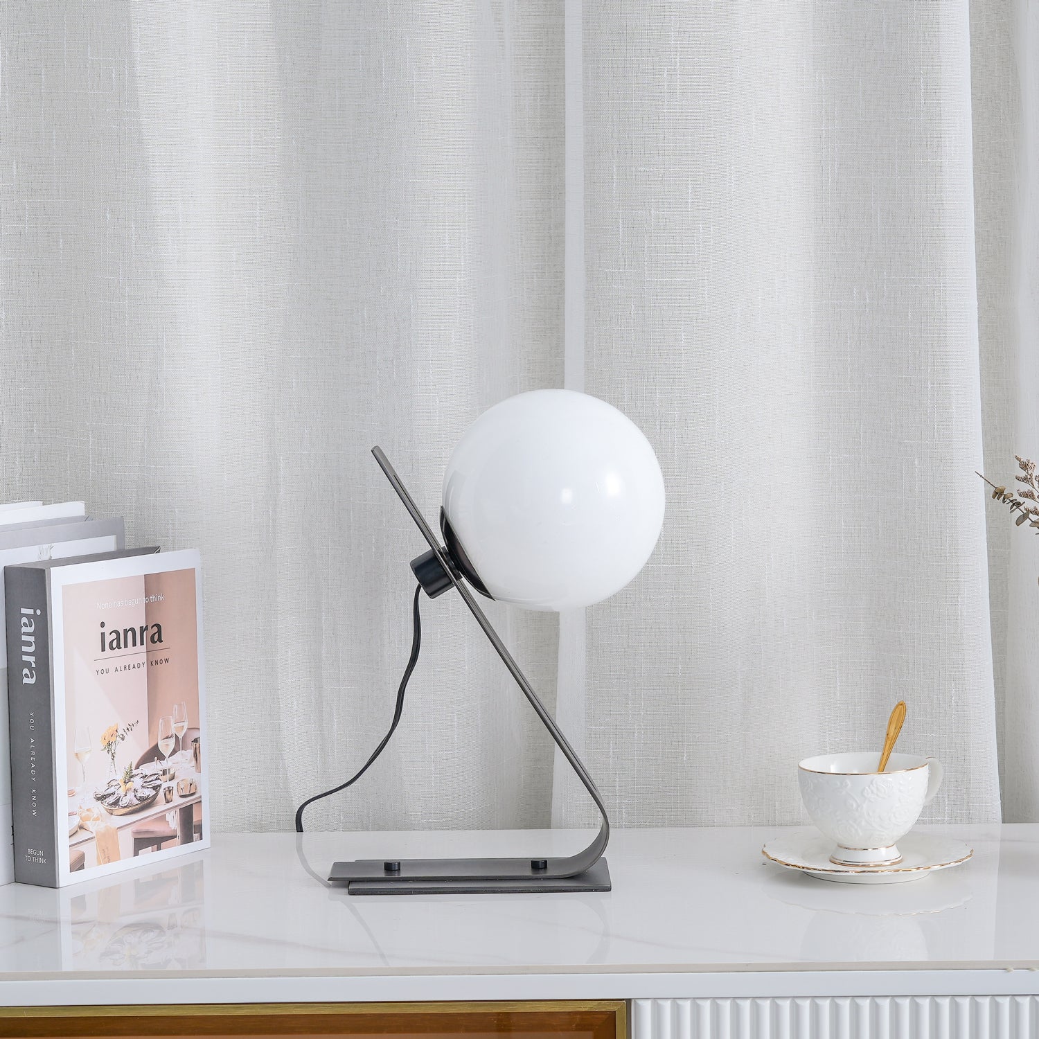 Nowoczesna mosiężna lampa biurkowa Nexa z białym szklanym kloszem do ciepłego oświetlenia ambientowego