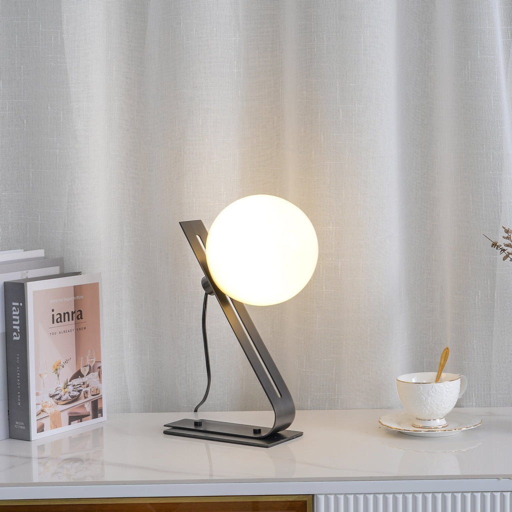 Nowoczesna mosiężna lampa biurkowa Nexa z białym szklanym kloszem do ciepłego oświetlenia ambientowego