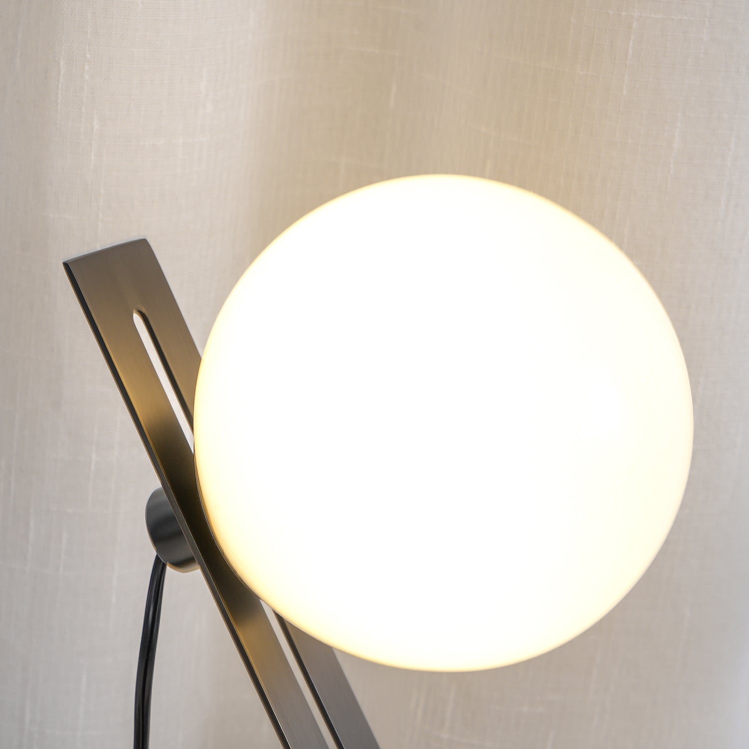 Nowoczesna mosiężna lampa biurkowa Nexa z białym szklanym kloszem do ciepłego oświetlenia ambientowego