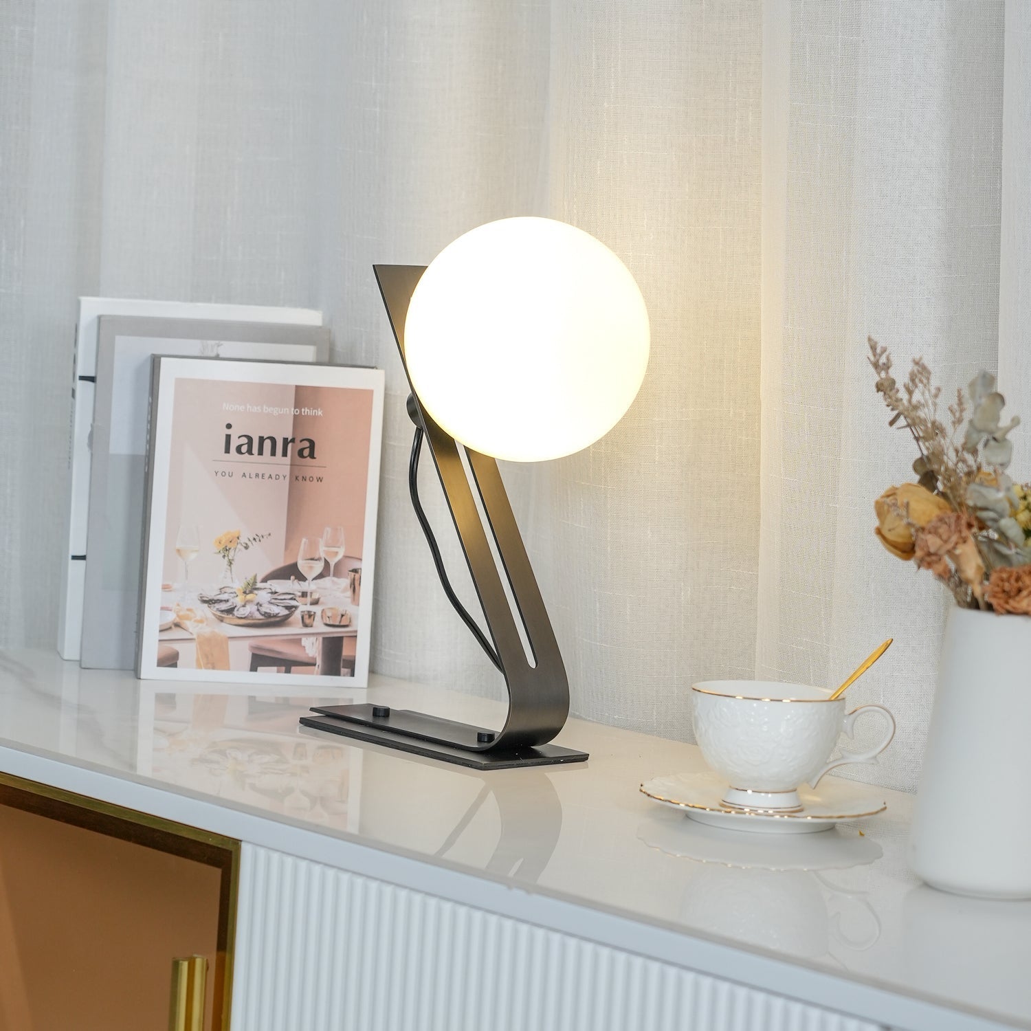 Nowoczesna mosiężna lampa biurkowa Nexa z białym szklanym kloszem do ciepłego oświetlenia ambientowego