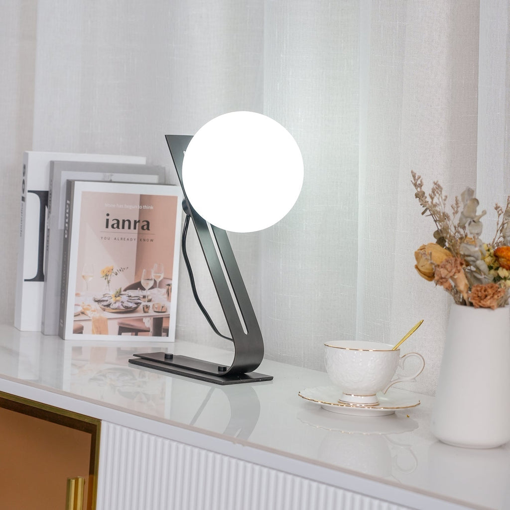 Nowoczesna mosiężna lampa biurkowa Nexa z białym szklanym kloszem do ciepłego oświetlenia ambientowego