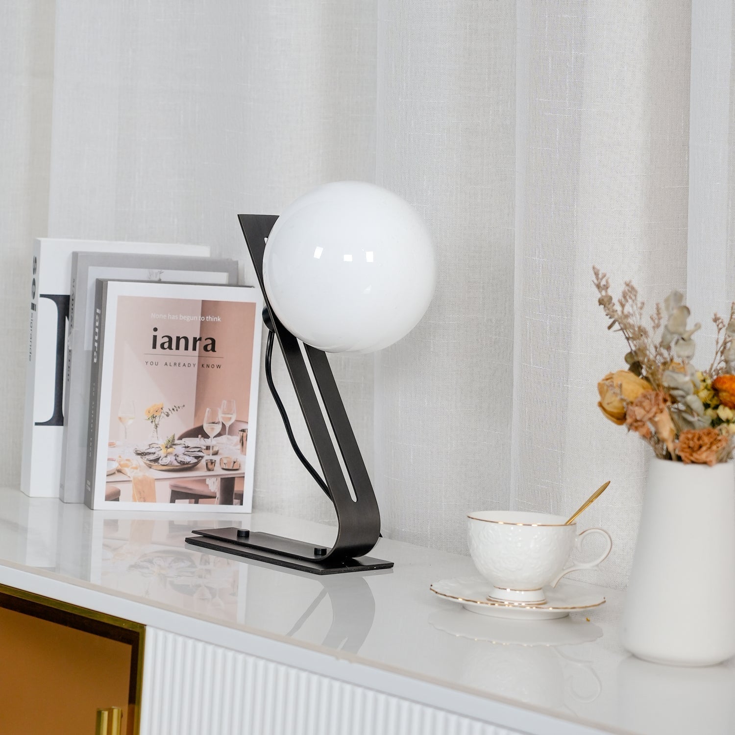 Nowoczesna mosiężna lampa biurkowa Nexa z białym szklanym kloszem do ciepłego oświetlenia ambientowego