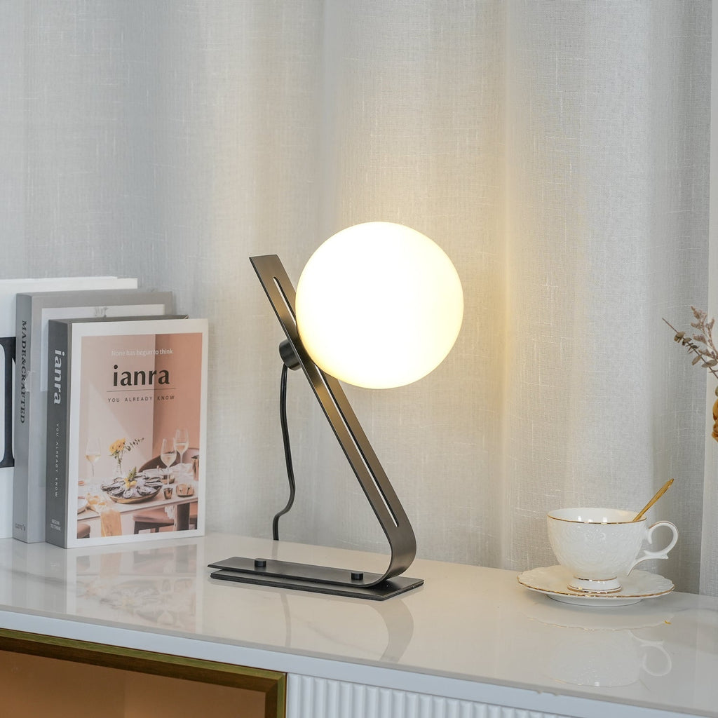 Nowoczesna mosiężna lampa biurkowa Nexa z białym szklanym kloszem do ciepłego oświetlenia ambientowego