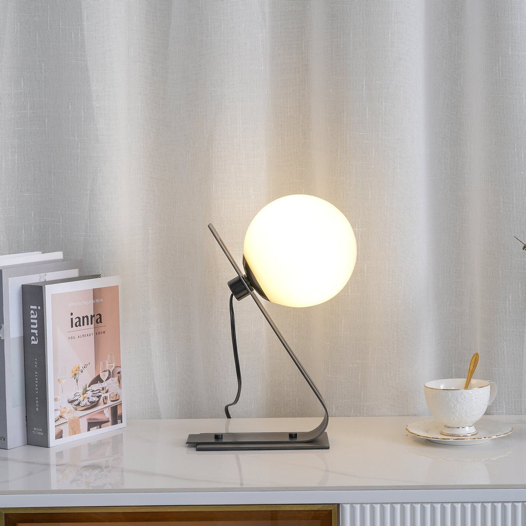 Nowoczesna mosiężna lampa biurkowa Nexa z białym szklanym kloszem do ciepłego oświetlenia ambientowego