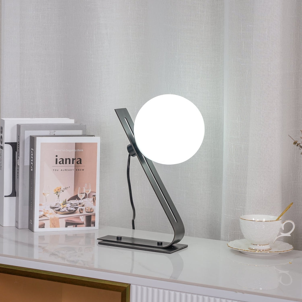 Nowoczesna mosiężna lampa biurkowa Nexa z białym szklanym kloszem do ciepłego oświetlenia ambientowego
