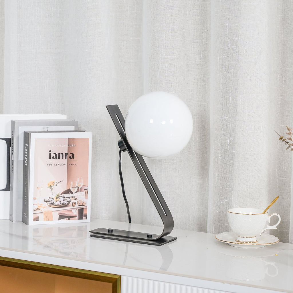 Nowoczesna mosiężna lampa biurkowa Nexa z białym szklanym kloszem do ciepłego oświetlenia ambientowego