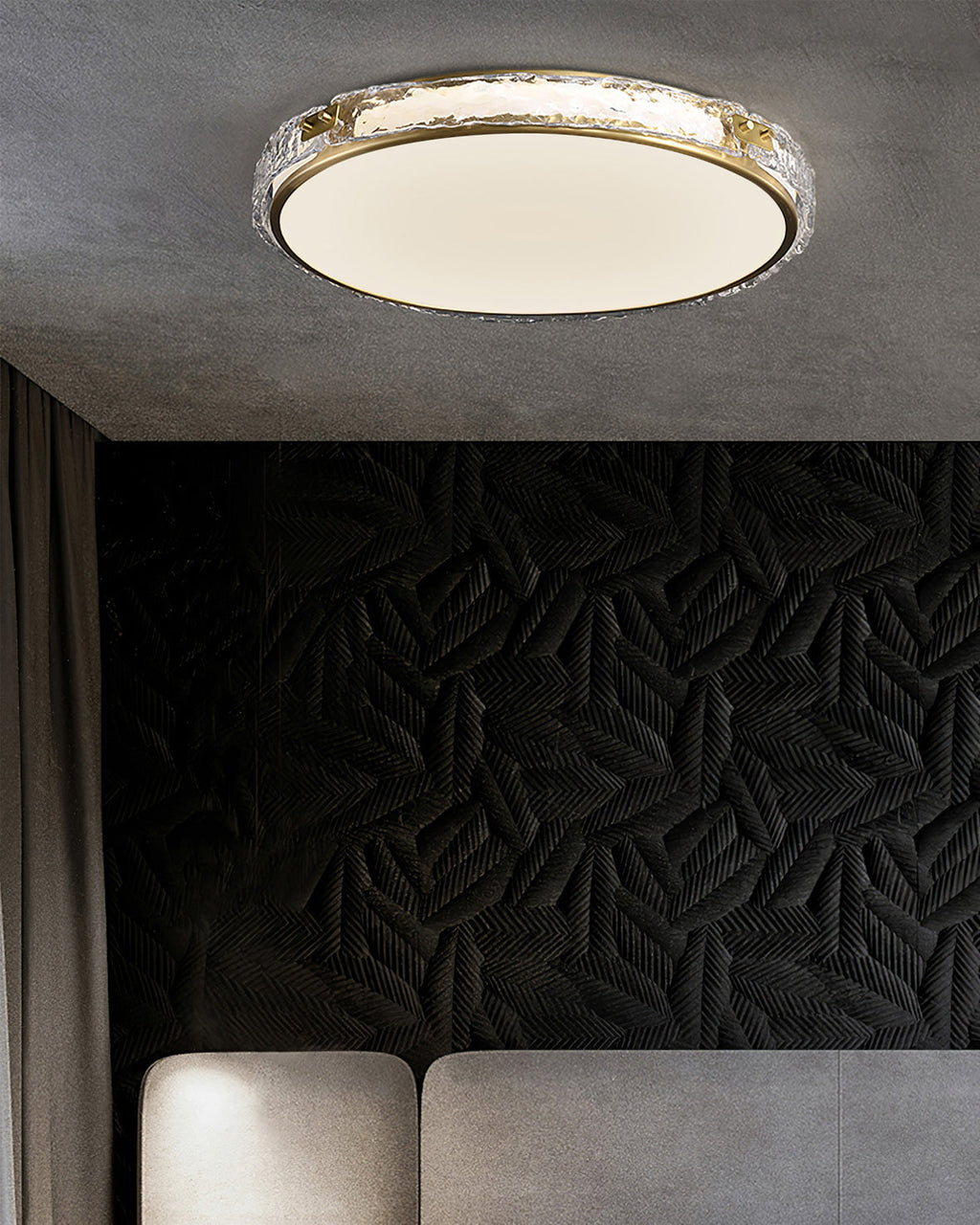 Lampa sufitowa Elara ze szkła w złotym wykończeniu od LumaCraft
