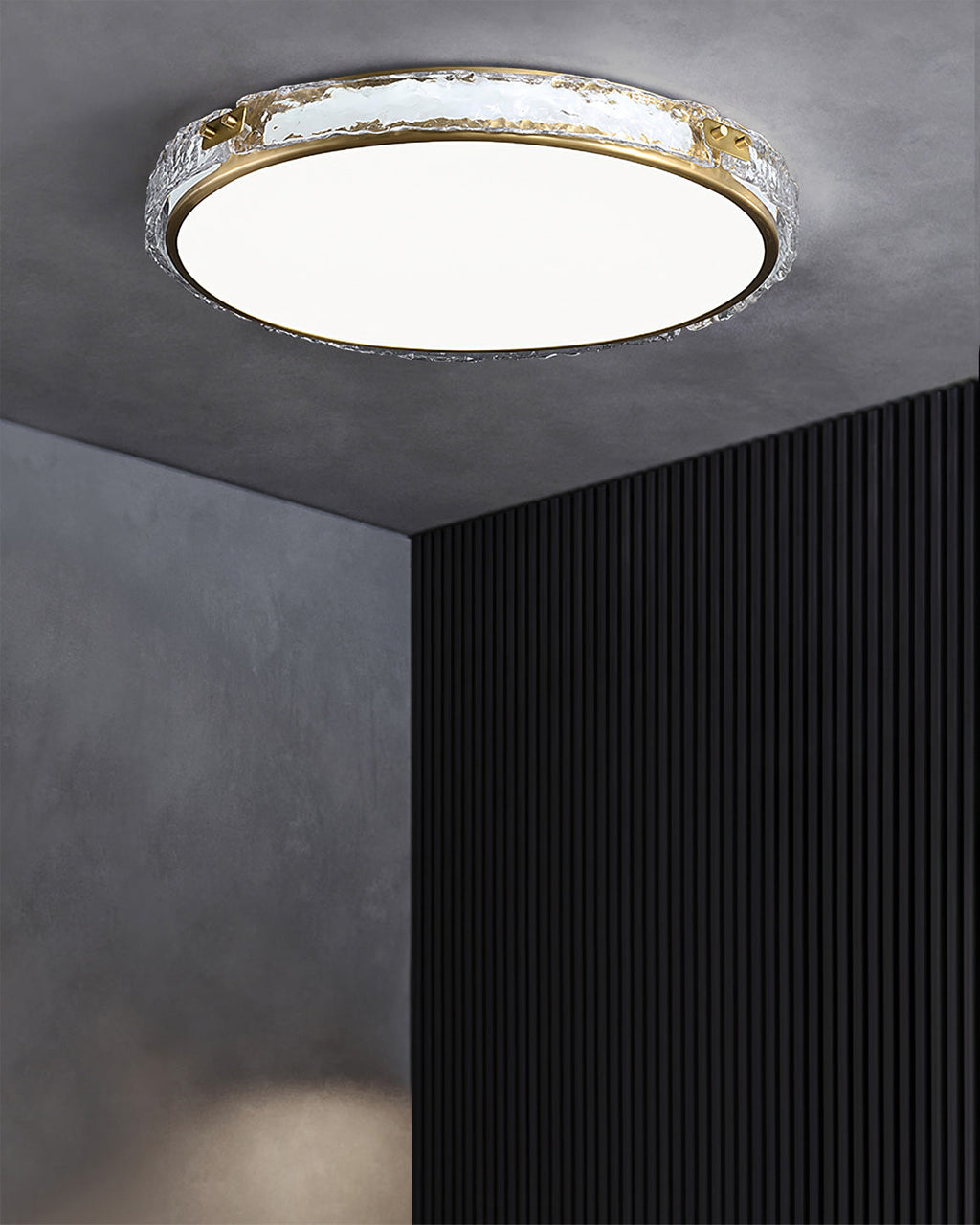 Lampa sufitowa Elara ze szkła w złotym wykończeniu od LumaCraft