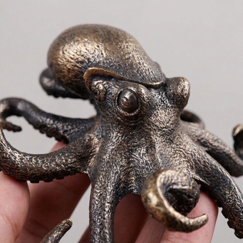 Zenwoven kobberstatue af en blæksprutte til havdekor