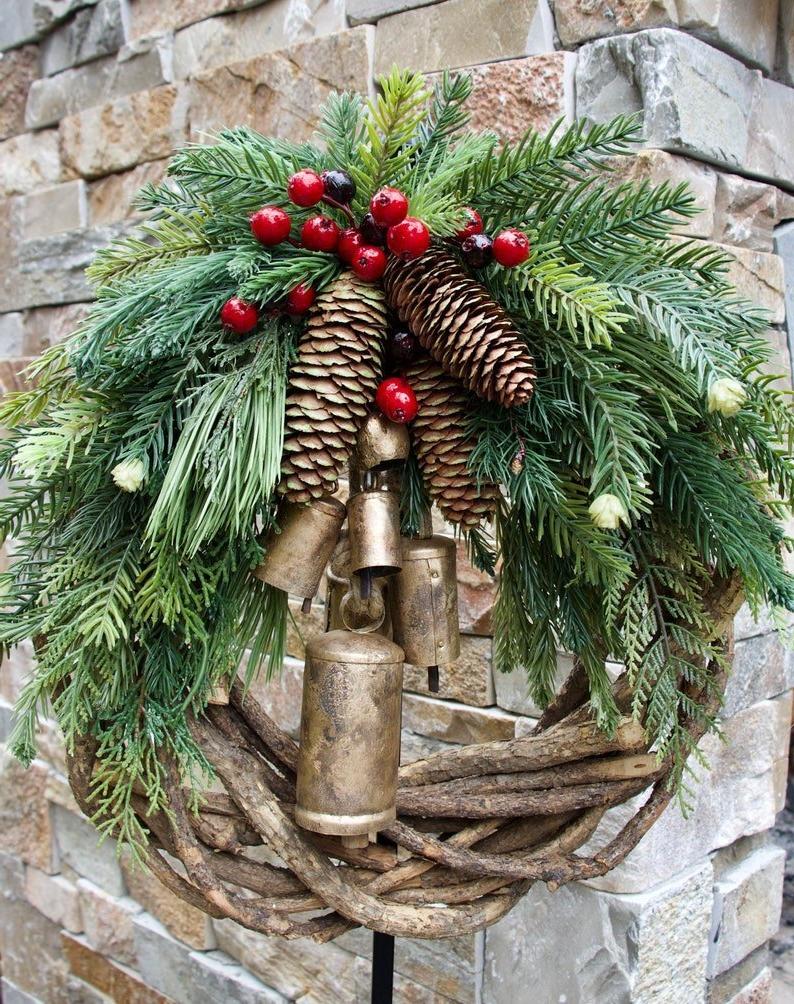 Couronne de Noël Boho Hearth Haven avec Cloches Naturelles et Accents en Bois pour Décor Boho