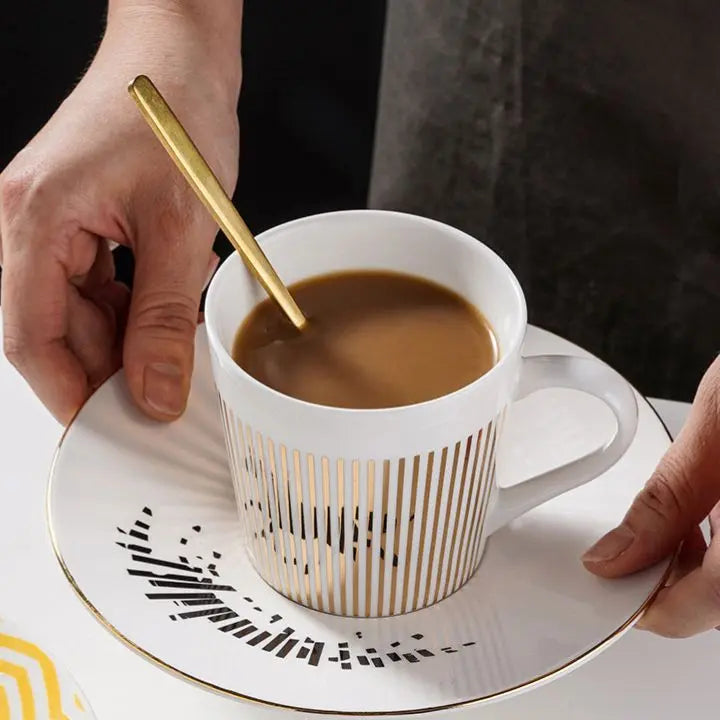 アート愛好家とコレクターのための表面が変化するダイナミックミラーコーヒーマグ