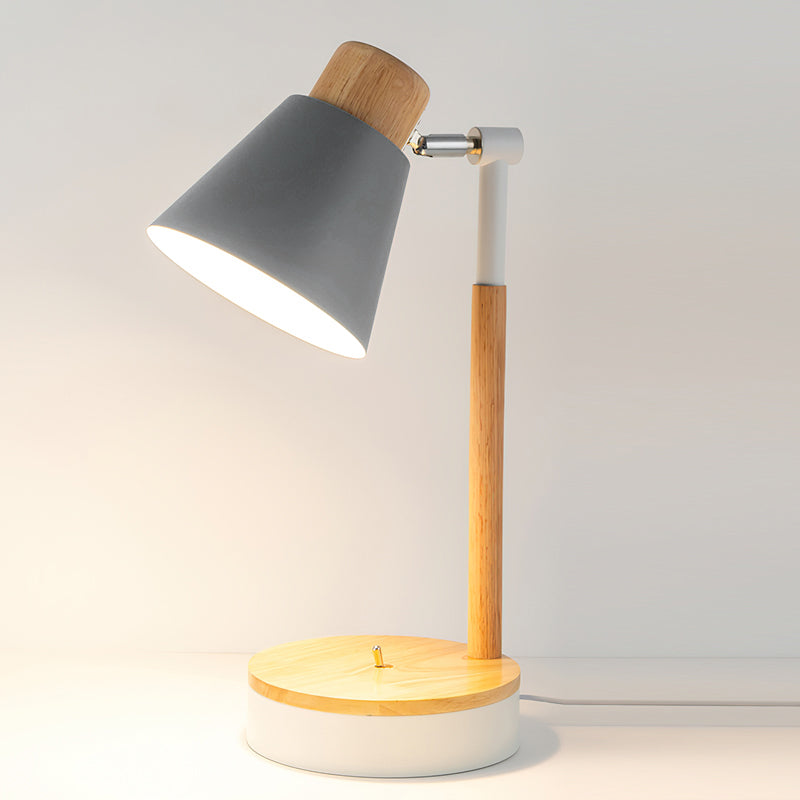 Nexa minimalistická bílá kovová stolní lampa s dřevěným stonkem a pevnou základnou