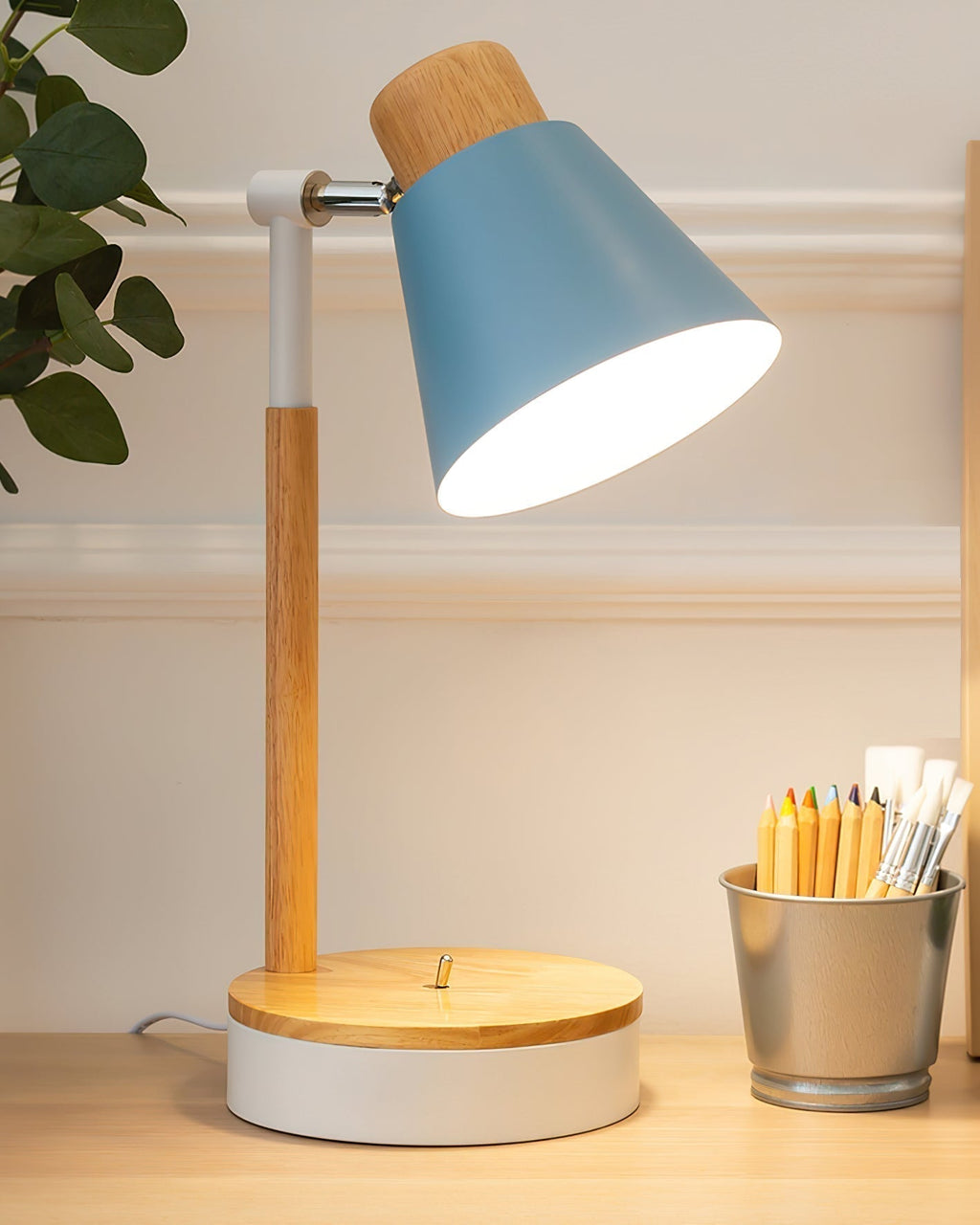 Nexa minimalistická bílá kovová stolní lampa s dřevěným stonkem a pevnou základnou