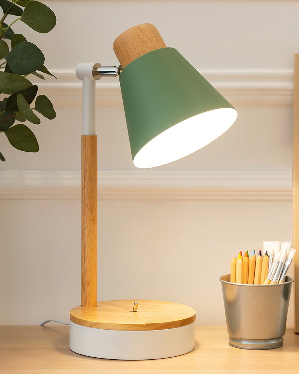 Nexa minimalistická bílá kovová stolní lampa s dřevěným stonkem a pevnou základnou