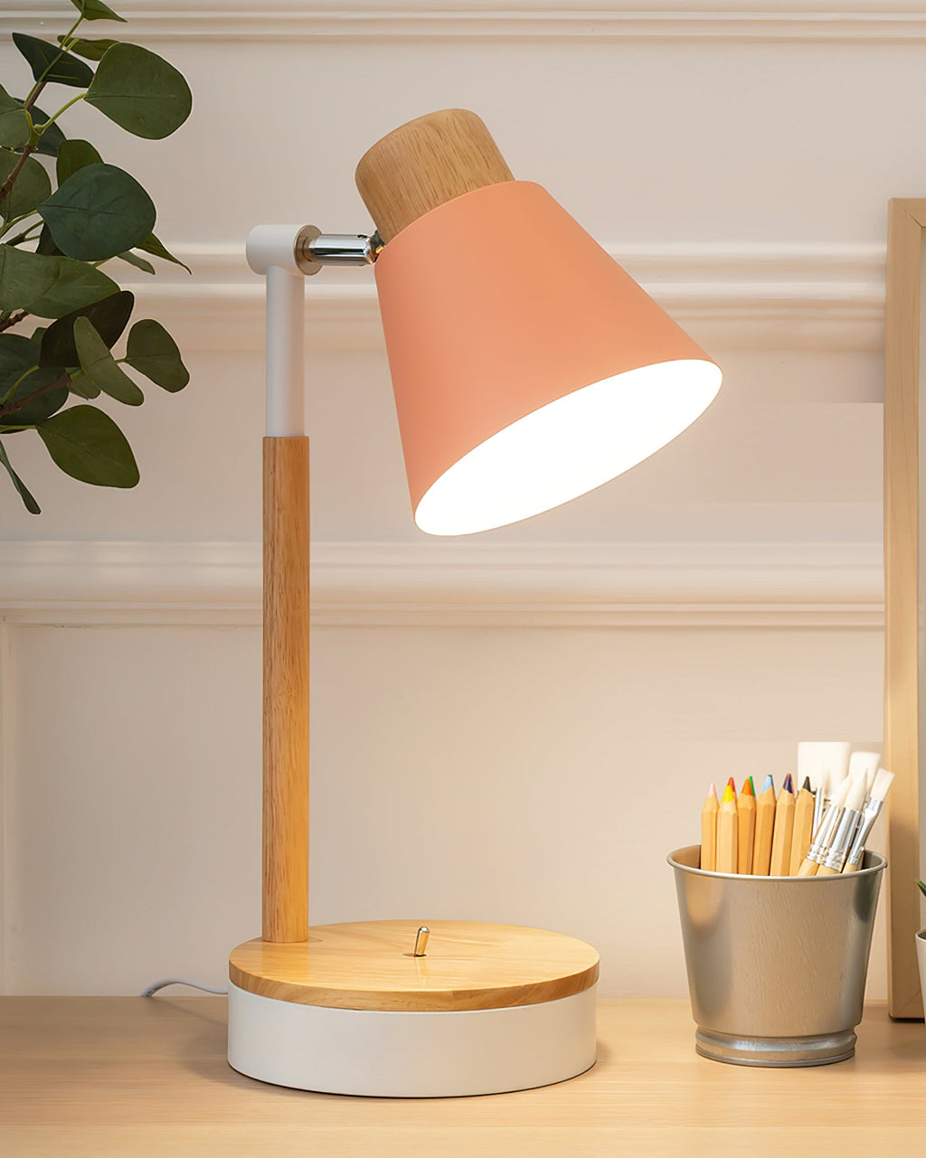 Nexa minimalistická bílá kovová stolní lampa s dřevěným stonkem a pevnou základnou