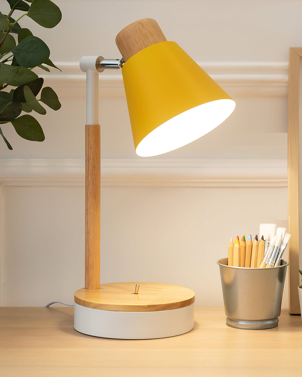 Nexa minimalistická bílá kovová stolní lampa s dřevěným stonkem a pevnou základnou