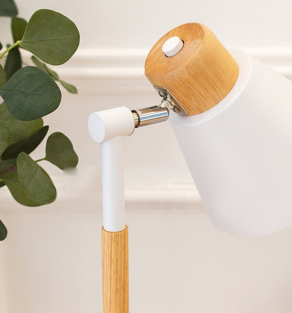 Nexa minimalistická bílá kovová stolní lampa s dřevěným stonkem a pevnou základnou