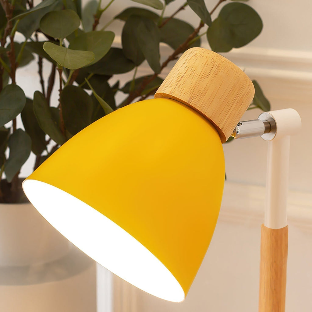 Nexa minimalistická bílá kovová stolní lampa s dřevěným stonkem a pevnou základnou