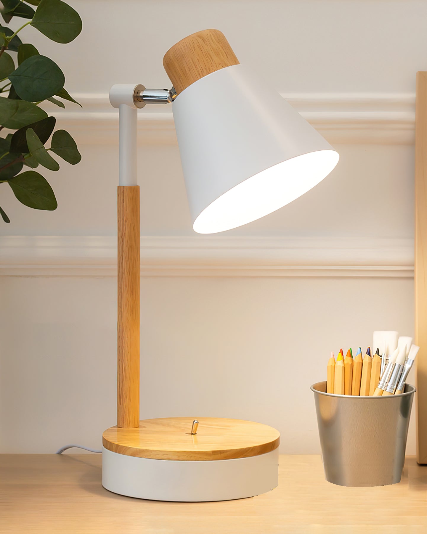 Nexa minimalistická bílá kovová stolní lampa s dřevěným stonkem a pevnou základnou