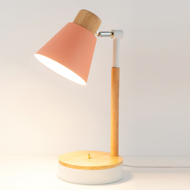 Nexa minimalistická bílá kovová stolní lampa s dřevěným stonkem a pevnou základnou