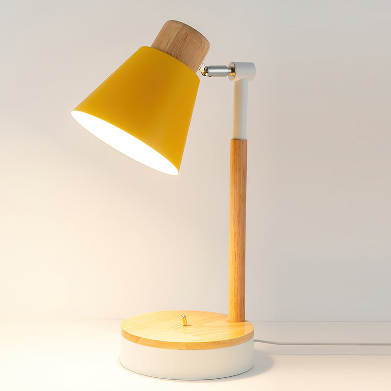Nexa minimalistická bílá kovová stolní lampa s dřevěným stonkem a pevnou základnou