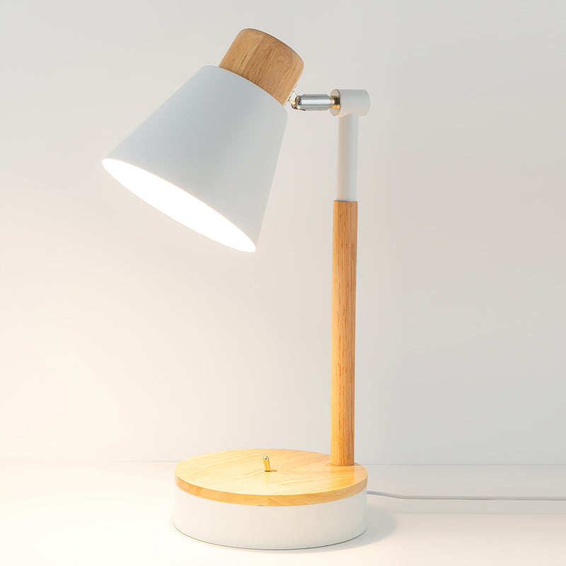 Nexa minimalistická bílá kovová stolní lampa s dřevěným stonkem a pevnou základnou