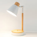 Nexa minimalistická bílá kovová stolní lampa s dřevěným stonkem a pevnou základnou
