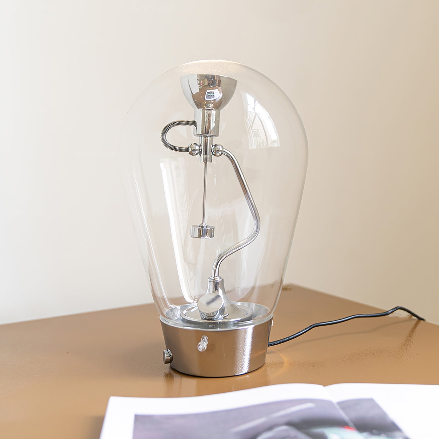 Lampada da Tavolo NovaLume in Vetro Trasparente con Struttura Metallica Sottile per Soggiorno e Camera da Letto
