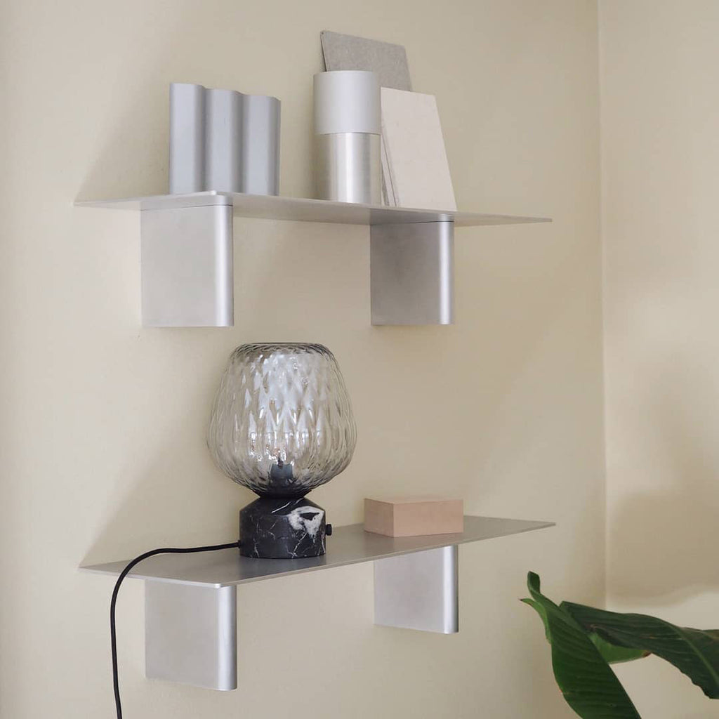 Candeeiro de Mesa em Vidro Acolchoado Luma com Base Suave em Mármore e Brilho Ambiente
