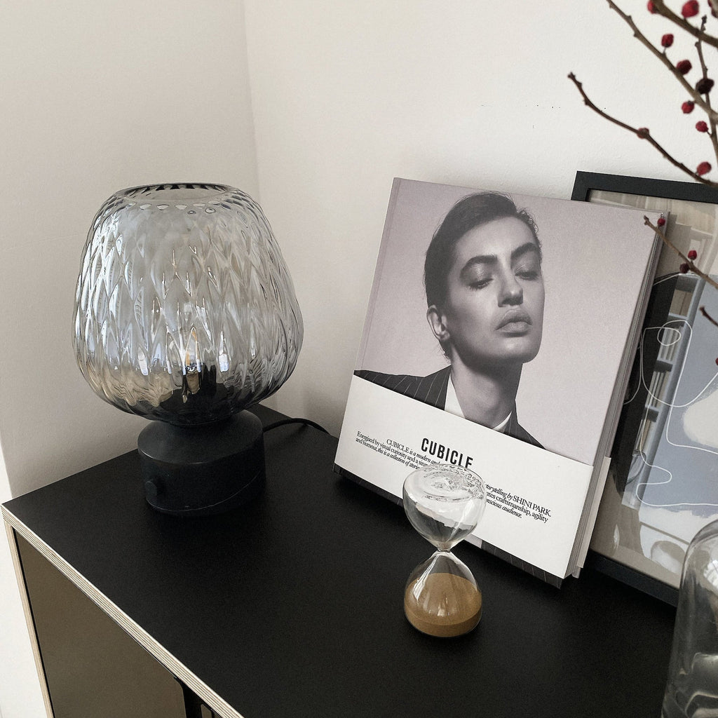 Candeeiro de Mesa em Vidro Acolchoado Luma com Base Suave em Mármore e Brilho Ambiente